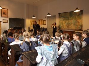 So ähnlich sah ein Klassenzimmer Wilhelminischen Kaiserzeit aus.