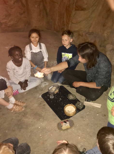 Koole Kids erforschen die Steinzeit: Tonleuchten – Höhlenmalerei – Feuer
