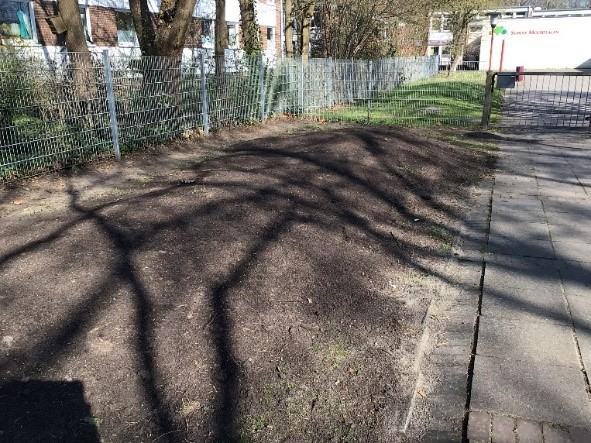 Das Beet im Schatten aus den abgetragenen Rasensoden. 
